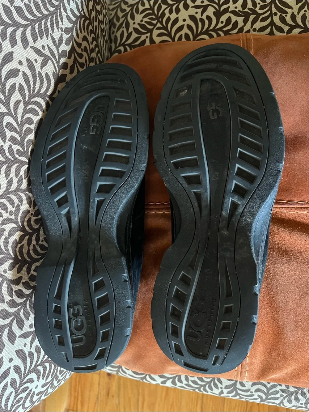 UGG shoes men’s sz 11 black tie up